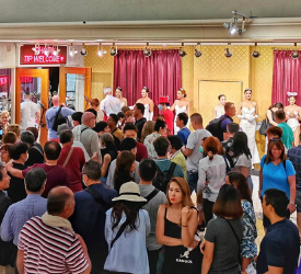 ショー終了後、ダンサーたちと写真撮影もできます！